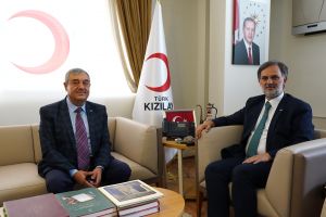 Türk Kızılay Genel Müdürümüz Sn. Dr. İbrahim ALTAN'ı makamında  ziyaret ettik.